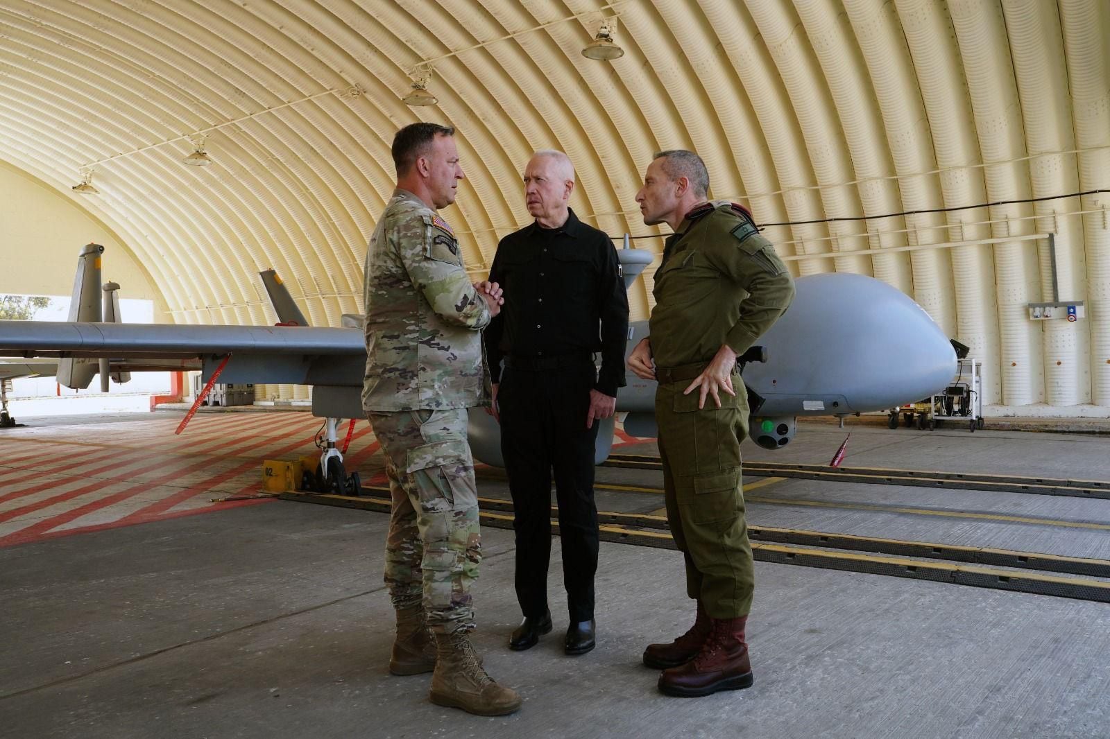 El Ministro de Defensa de Israel, Yoav Gallant (c), se reunió este viernes con el comandante del CENTCOM de EE. UU., general Michael Erik Kurilla.