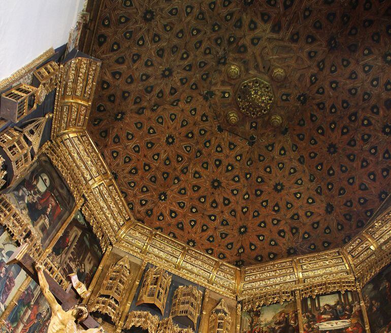 Artesonado mudéjar en el altar mayor de la Iglesia de San Facundo y San Primitivo de Cisneros (Palencia)