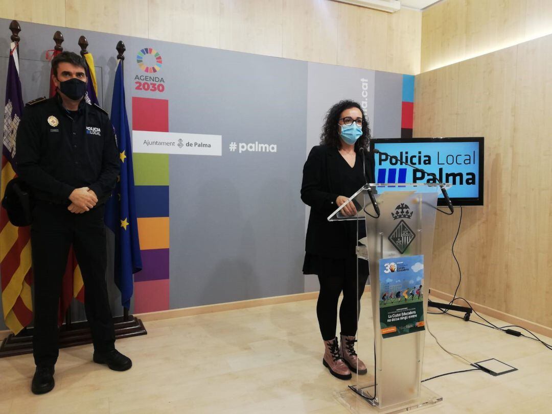 La regidora de Seguridad Ciudadana del Ayuntamiento de Palma, Joana Adrover, en rueda de prensa.