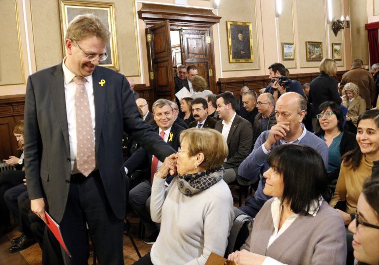 L&#039;alcalde de Tortosa, Ferran Bel, saludant a la seva mare, amb la  seva dona mirant-se al costat, aquest 8 de febrer de 2018. (Horitzontal)