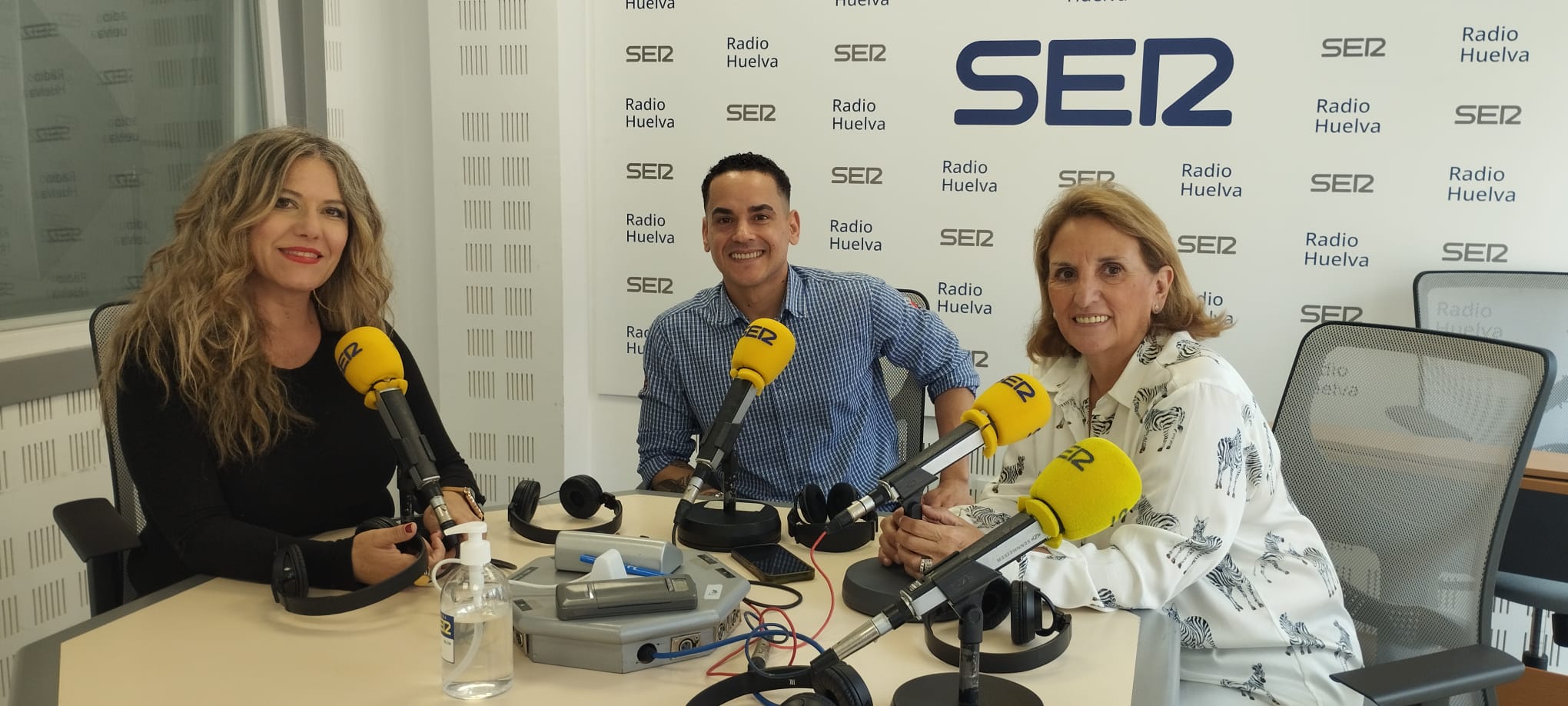 Ana Gil, periodista de la Cadena SER de Huelva; Arturo Gutiérrez dominicano residente en Huelva; y Lucía Vizcaya,ex jefa de Extranjería en Huelva