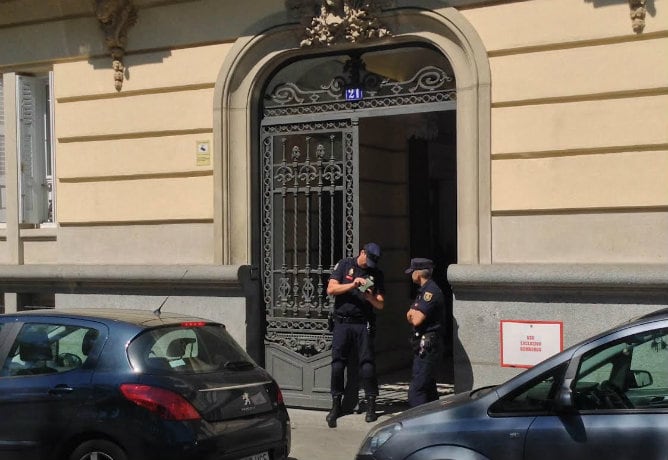 Agentes de la Policía custodiando la entrada de la sede de Gowex, situada en el Paseo de la Castellana número 21 de Madrid