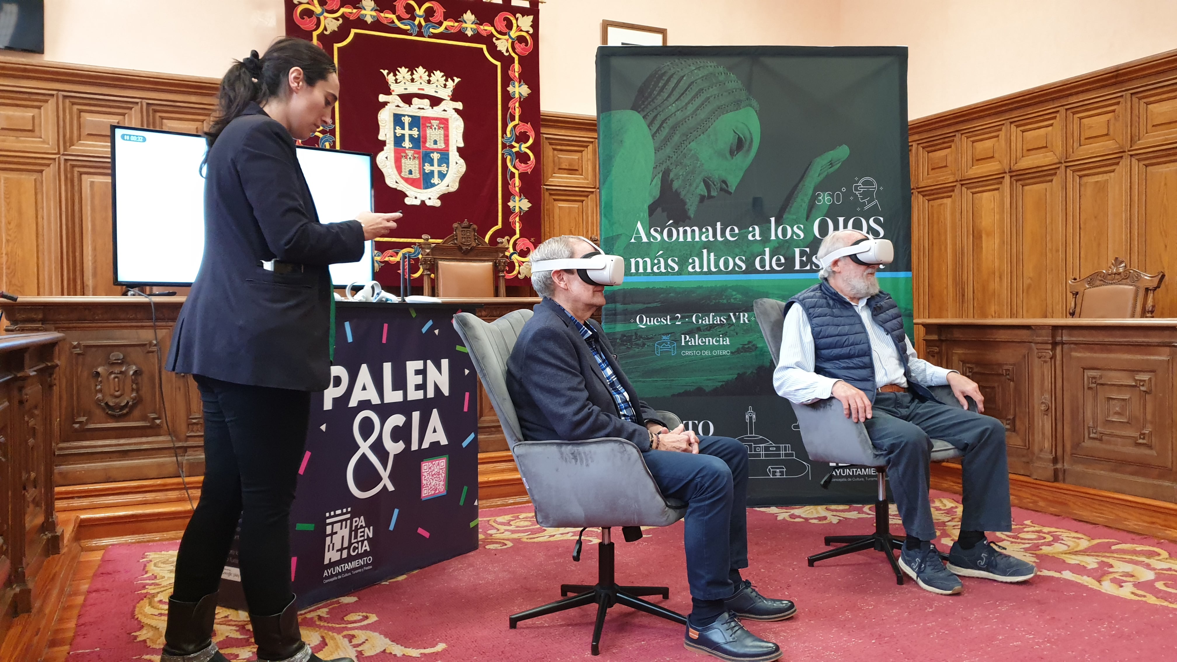 Carlos Martín Santoyo, director de Diario Palentino (i) y el escultor Luis Alonso (d) han disfrutado de la experiencia virtual a través de los ojos del Cristo del Otero