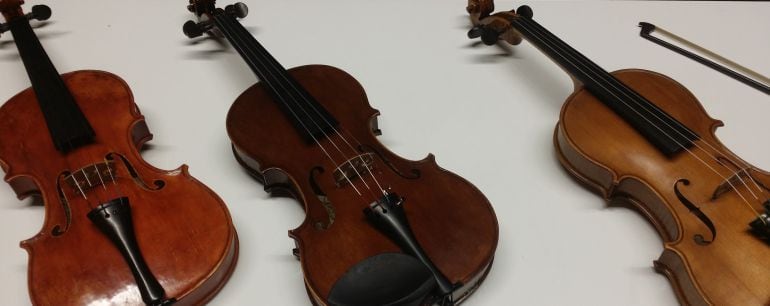 Instrumentos de cuerda construidos por alumnos y alumnas de la escuela Bele