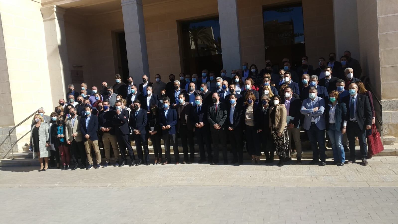 Foto de grupo del I Foro de Alcaldes organizado por la Diputación de Alicante