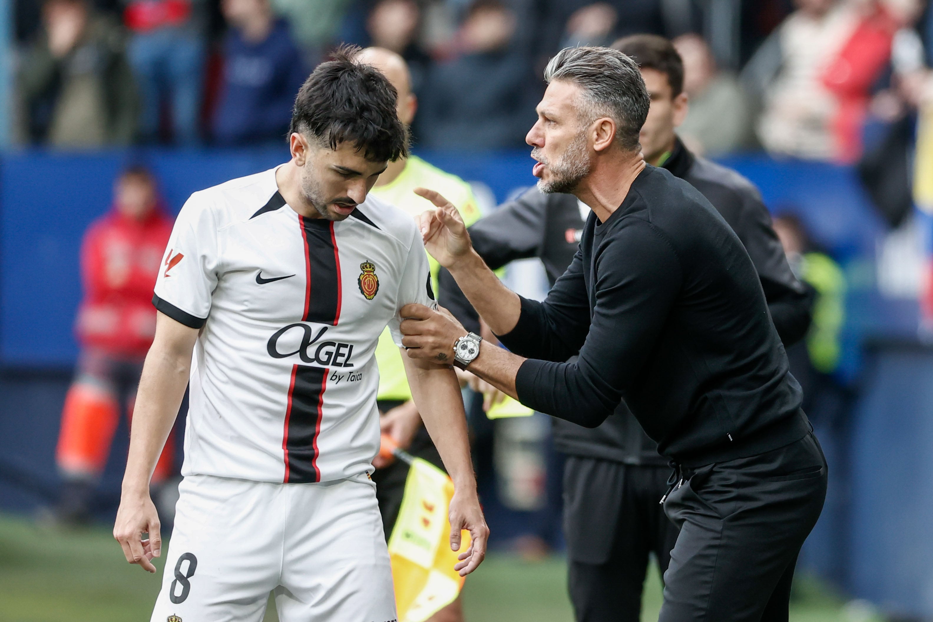 PAMPLONA, 07/03/2026.- El entrenador del Mallorca, Martín Demichelis (i), da instrucciones a Manu Morlanes (i) durante el partido de Liga que Osasuna y Mallorca disputan este sábado en el estadio de El Sadar, en Pamplona. EFE/Jesús Diges