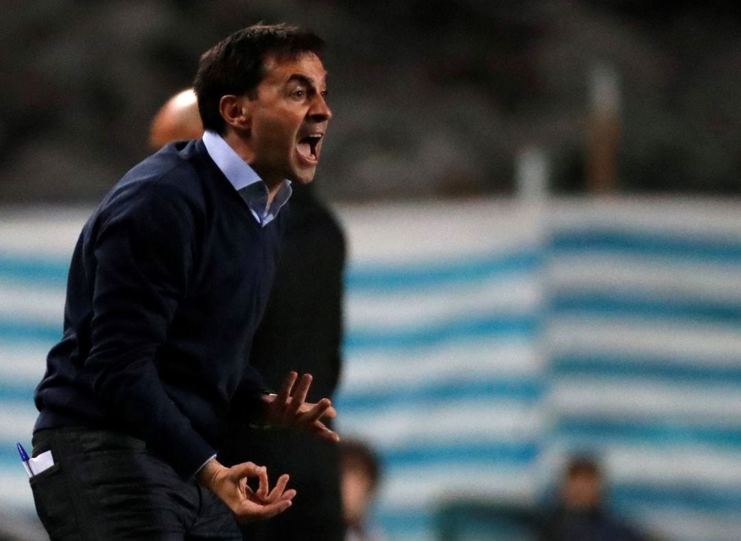 El entrenador de la Real Sociedad, Asier Garitano, da instrucciones a sus jugadores durante el partido de la decimoséptima jornada de Liga que la Real Sociedad y el Deportivo Alavés 