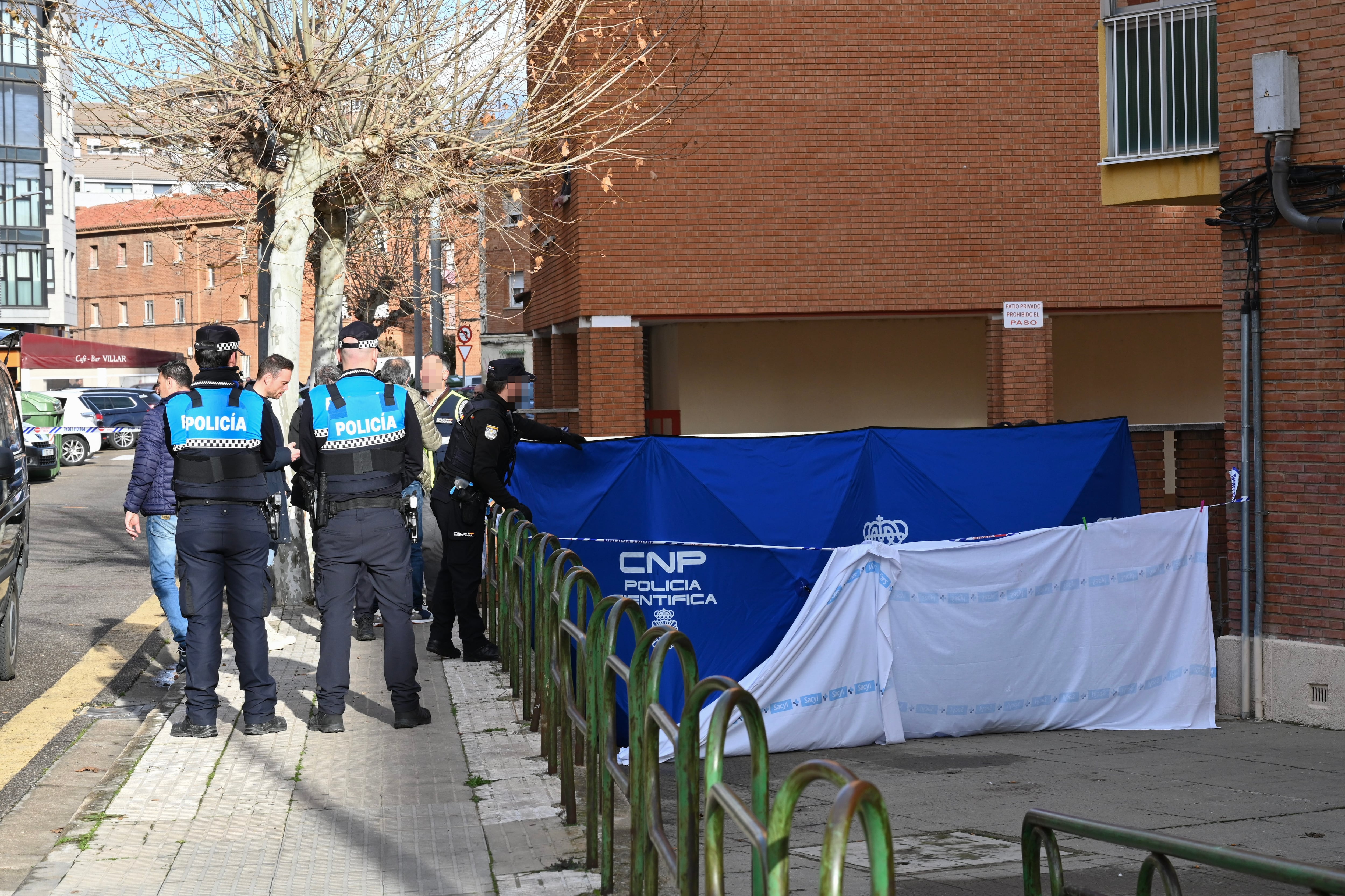 PALENCIA, 11/01/2025.- Efectivos policiales en las inmediaciones del lugar en el que un menor de edad ha matado, presuntamente, este sábado en plena calle a puñaladas a su padre en Palencia. EFE/ Almudena Álvarez
