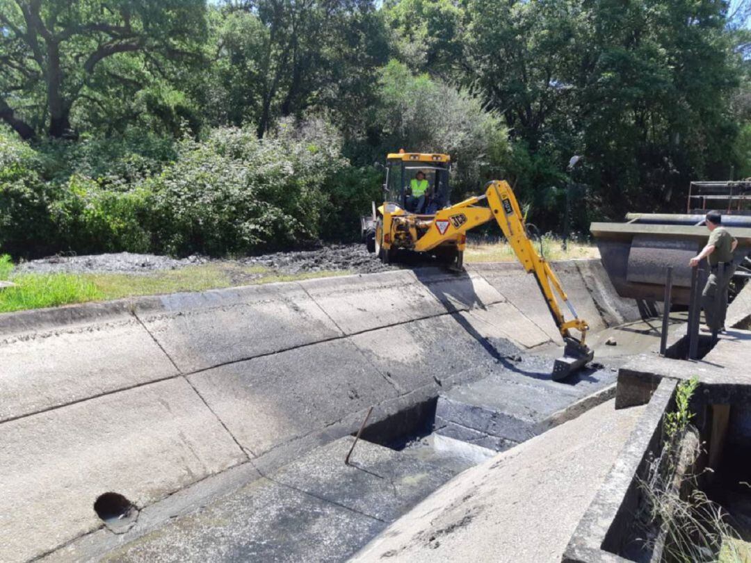 Obras en el canal de Guadarranque.