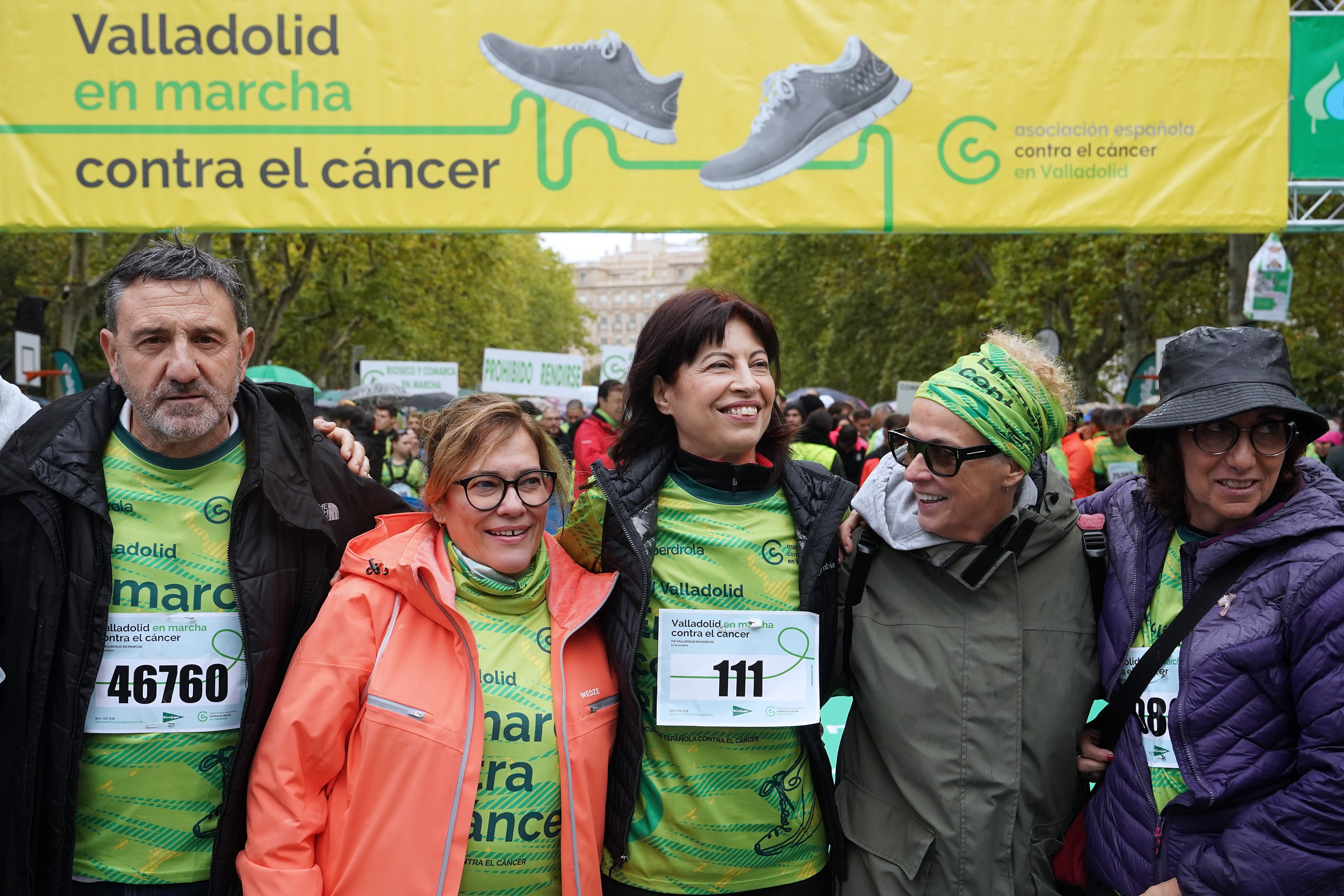 Valladolid, 27 oct (EFE).- La ministra de Igualdad, Ana Redondo (c), participa en la ?XIII Valladolid en marcha contra el cáncer&quot;, este domingo. Valladolid se ha vuelto a teñir este sábado de verde en la &#039;XIII Valladolid en marcha contra el cáncer&#039;, la carrera solidaria más importante de España y que en esta edición ha alcanzado 51.076 inscritos entre corredores y &#039;andarines&#039;, según datos de última hora de ayer, convertida en una de las más multitudinarias. EFE/ Nacho Gallego
