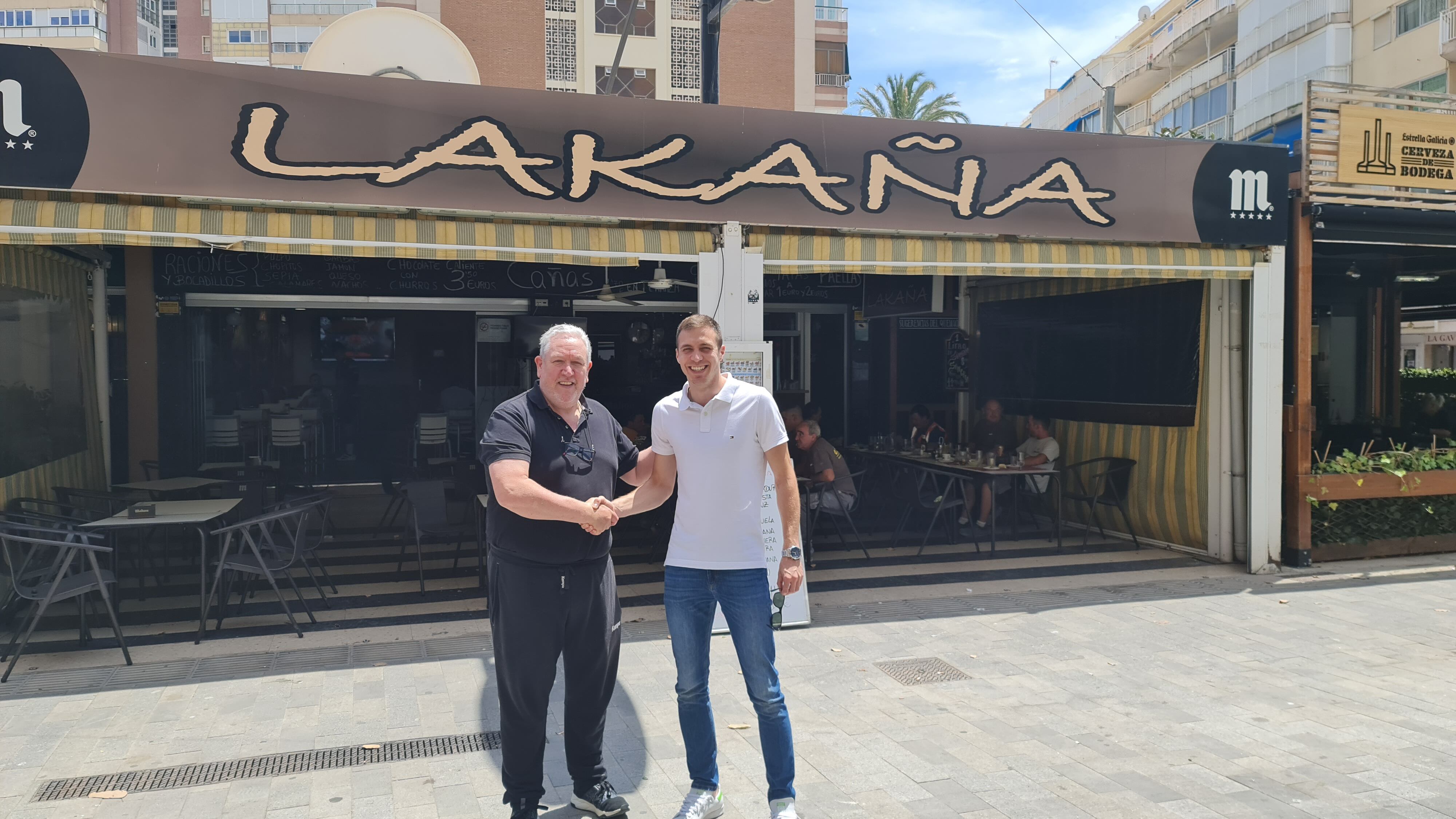 Javier Abínzano, presidente del BM Benidorm, junto a Mladen Sotic, nuevo jugador del BM Benidorm