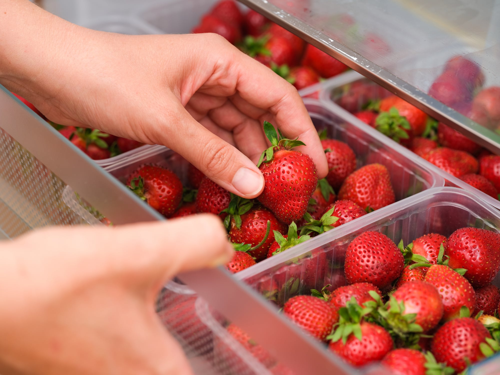 Una caja de fresas, en la nevera.