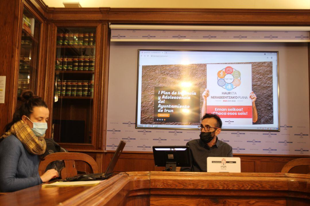 El delegado de Juventud, Santi Jiménez, presentando la nueva página web de gazteartean. 