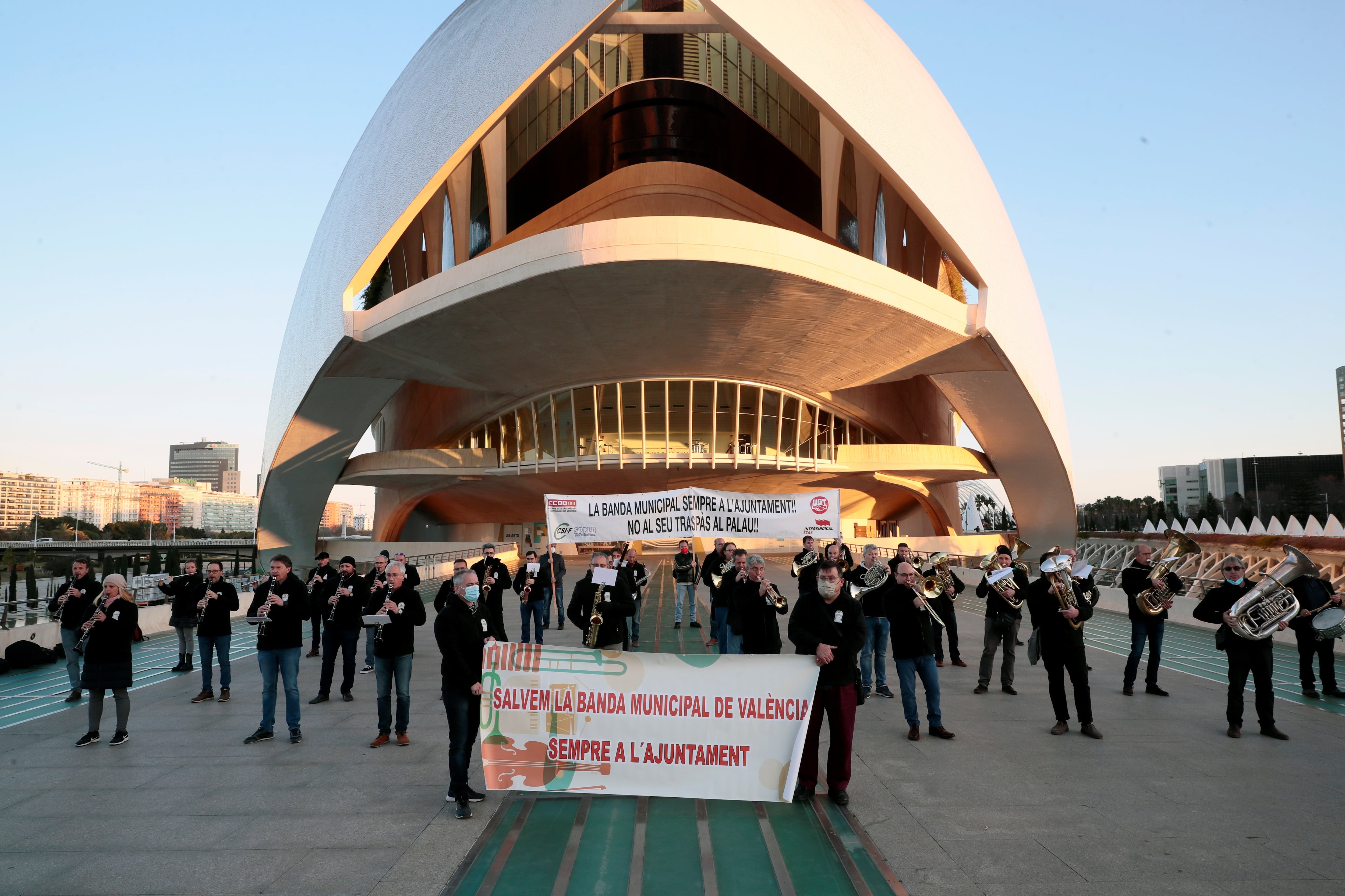 Imagen de archivo de los integrantes de la Banda Municipal de València cuando se concentraron a las puertas del Palau de les Arts en protesta contra la decisión del gobierno municipal de trasladar la agrupación al Palau de la Música