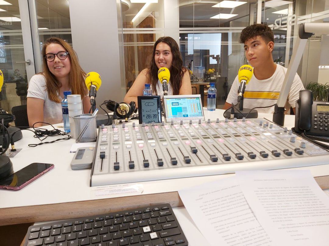 Irene Corcuera, Lidia Simal y Javier Martín han estrenado la tertulia de jóvenes en Hoy por Hoy Aranda