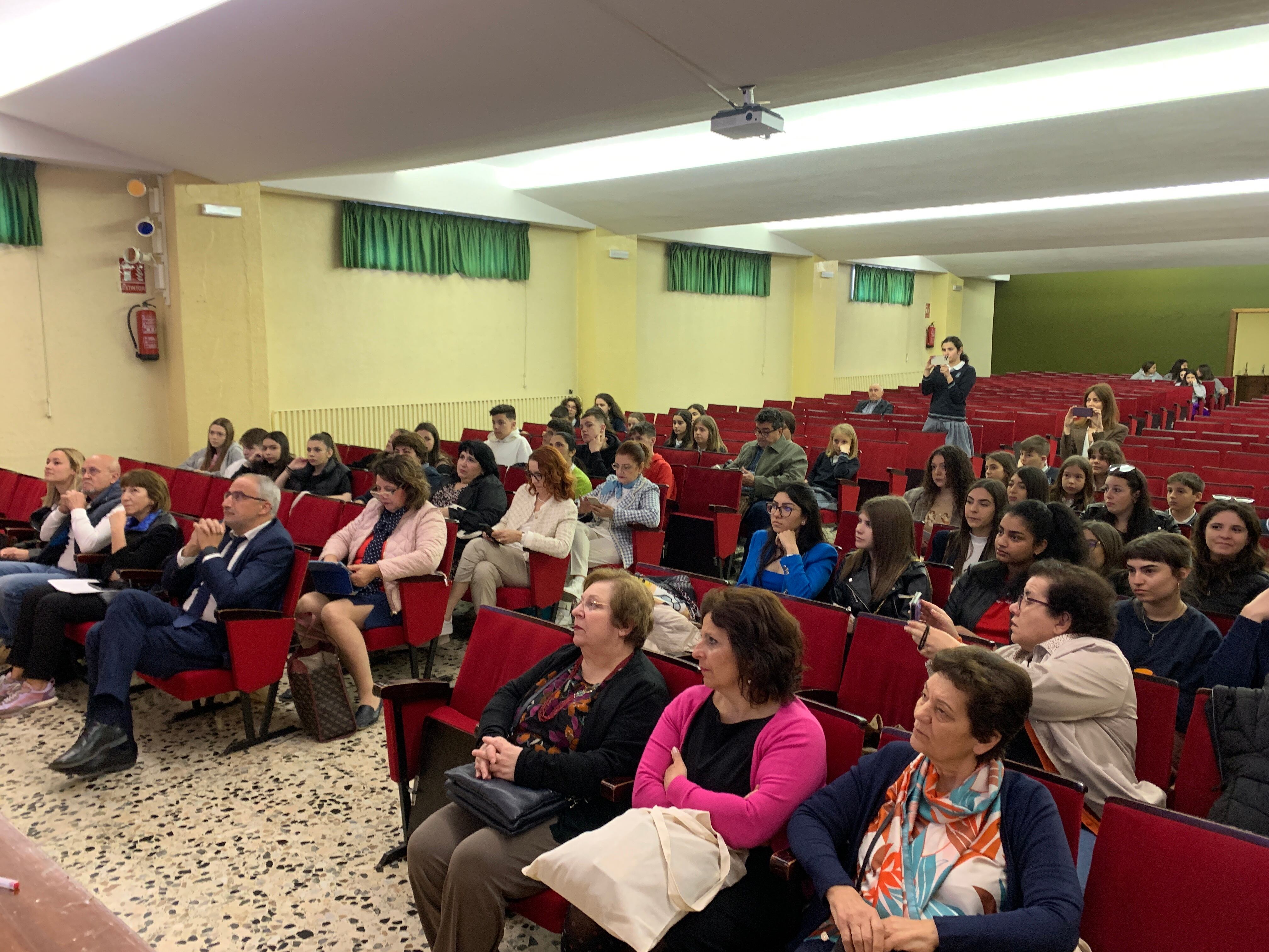 Acto de bienvenida en el salón de actos del colegio de La Inmaculada, Ponferrada