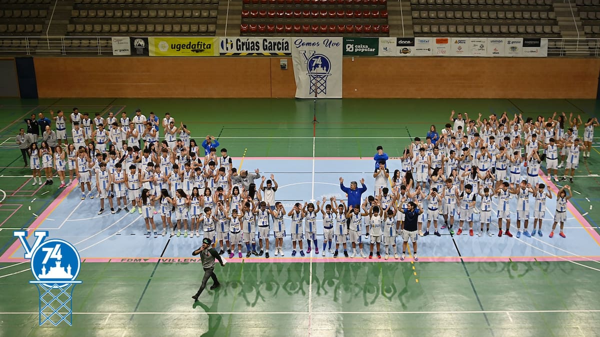 El V-74 presenta a sus equipos de baloncesto a la afición