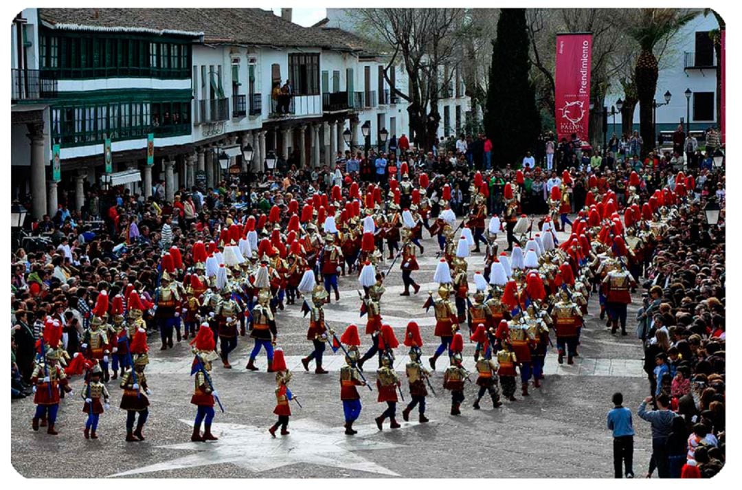 Muchas de las compañías romanas de la comarca desfilan en marcha como la del Caracol 