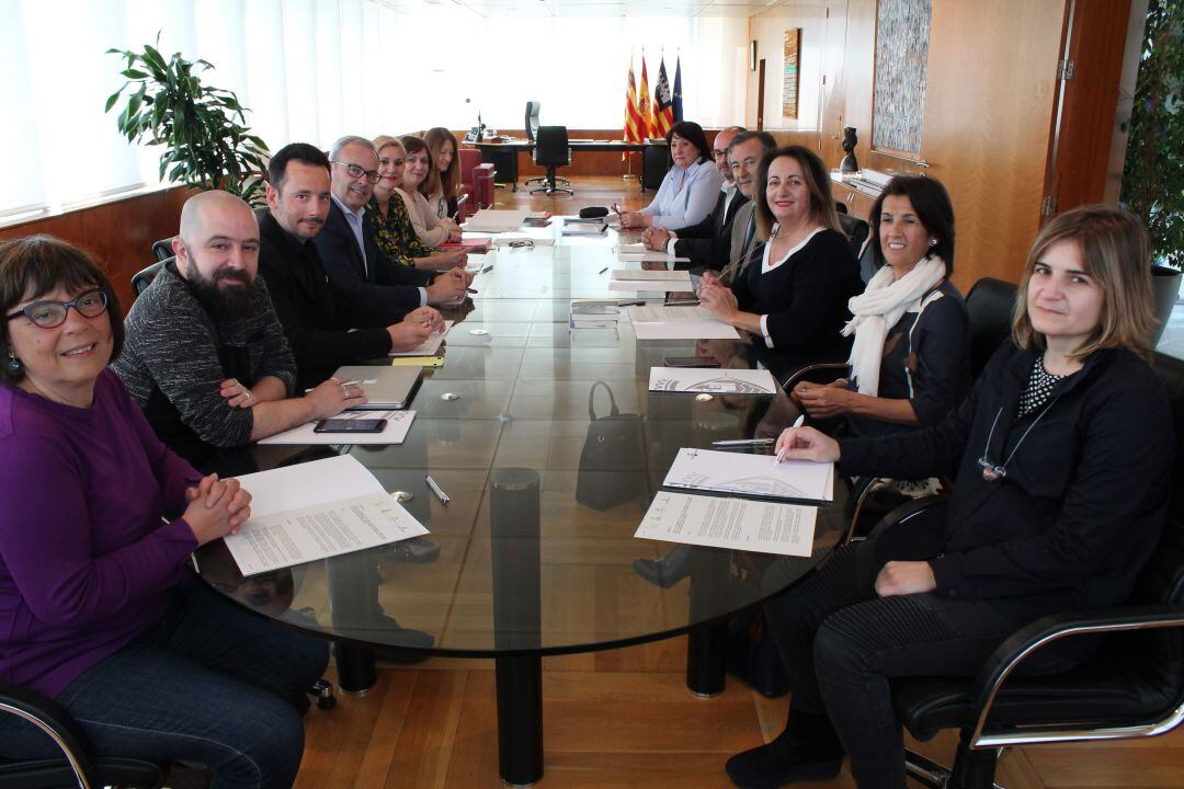Un momento durante la primera reunión de la Comisión