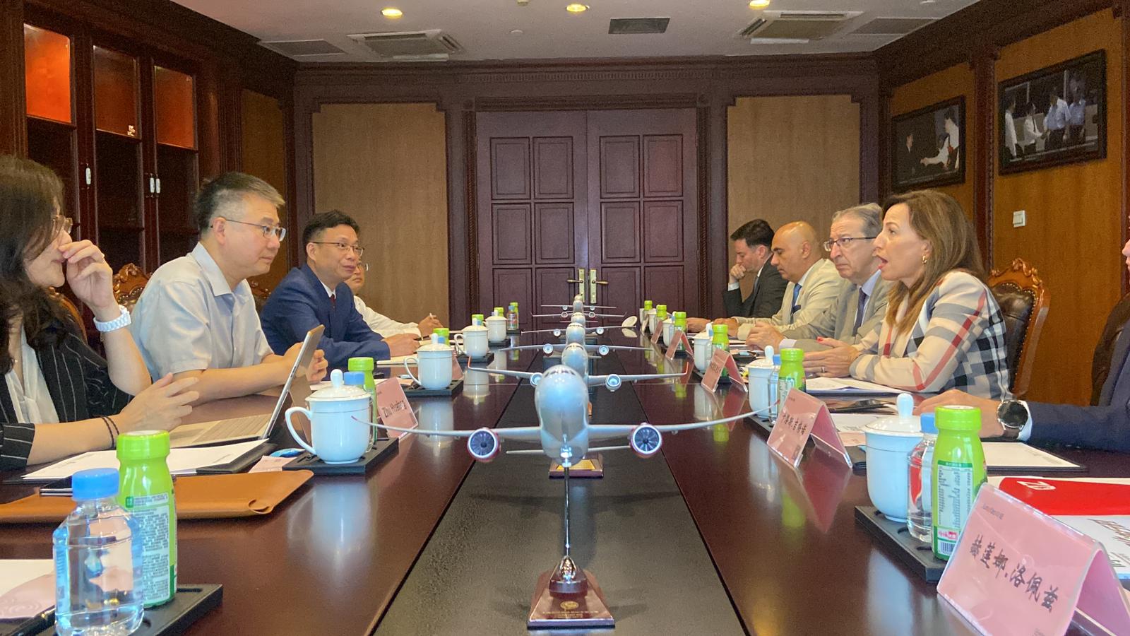 Reunión entre la alcaldesa de Zaragoza, Natalia Chueca, y el grupo empresarial Juneyao