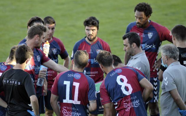 Manu González se dirige a sus jugadores en una pausa de hidratación