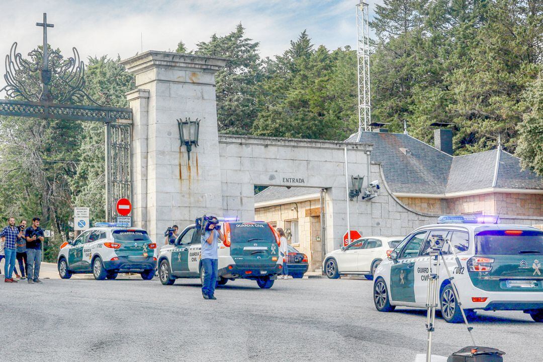 Vehículos de la Guardia Civil entran en el Valle de los Caídos tras su cierre. 