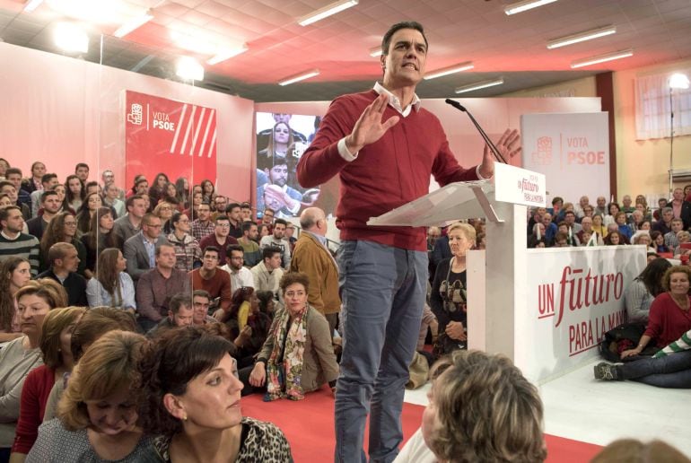 El secretario general del PSOE y candidato a presidente del Gobierno, Pedro Sánchez, durante su intervención en un acto público en el Pabellón de Usos Múltiples en la localidad granadina de Cijuela