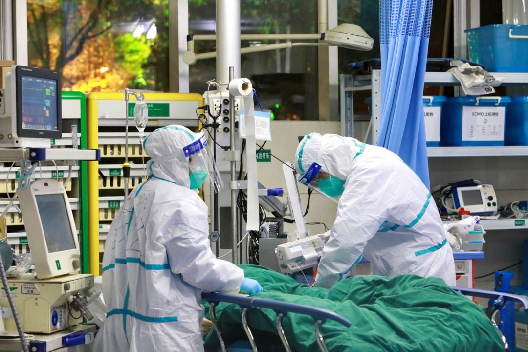 Personal médico en el Zhongnan Hospital en Wuhan