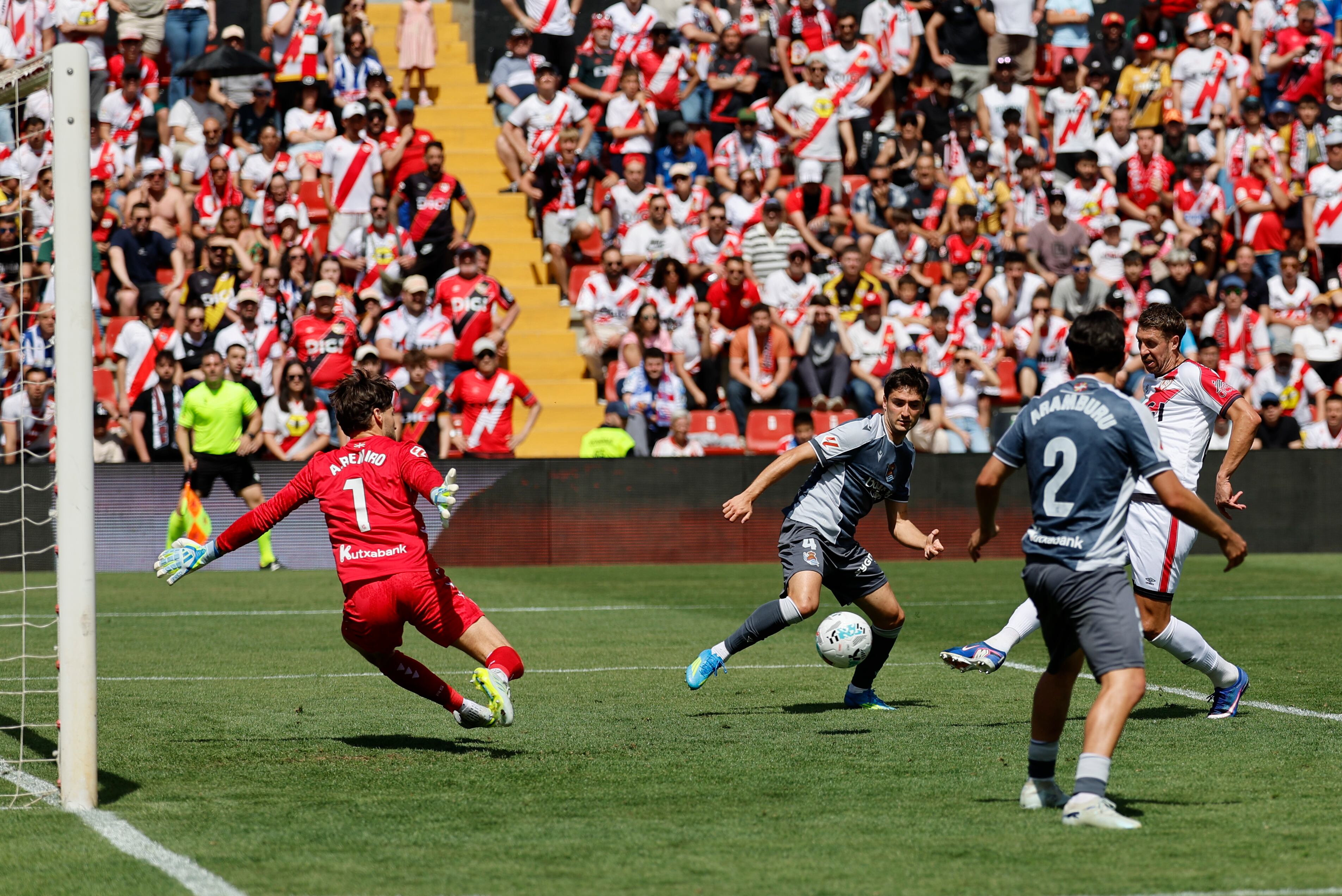 MADRID, 26/04/2026.- El defensa del Rayo Vallecano, Florian Lejeune (d) marca el 2-2 ante el portero de la Real Sociedad, Remiro (i) durante el partido de LaLiga entre el Rayo Vallecano y la Real Sociedad celebrado en el estadio de Vallecas en Madrid, este domingo. EFE/Mariscal