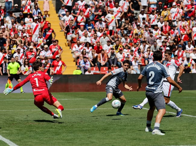 MADRID, 26/04/2026.- El defensa del Rayo Vallecano, Florian Lejeune (d) marca el 2-2 ante el portero de la Real Sociedad, Remiro (i) durante el partido de LaLiga entre el Rayo Vallecano y la Real Sociedad celebrado en el estadio de Vallecas en Madrid, este domingo. EFE/Mariscal