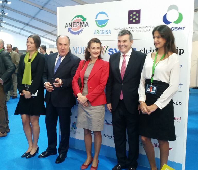 En el centro, la subdirectora de Residuos del Ministerio del Interior, María José Delgado, junto al alcalde de Algeciras, José Ignacio Landaluce (i) y el presidente de la Mancomunidad, Luis Ángel Fernández (d)