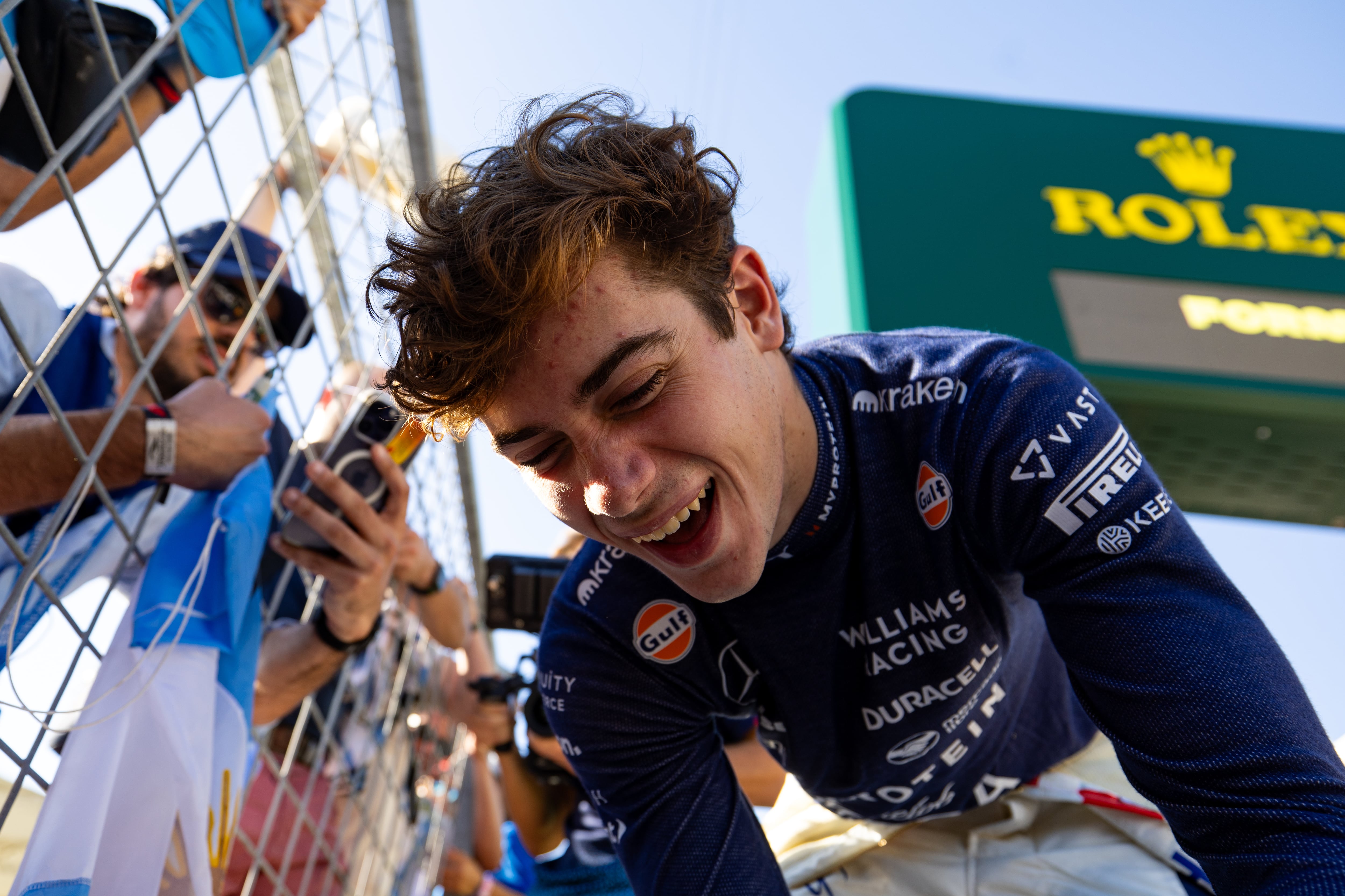 Franco Colapinto, piloto de Williams, celebra con los fans tras el GP de EEUU