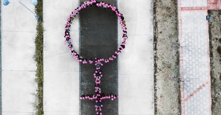 Símbolo femeninos realizado con globos por un conjuntos de personas. 