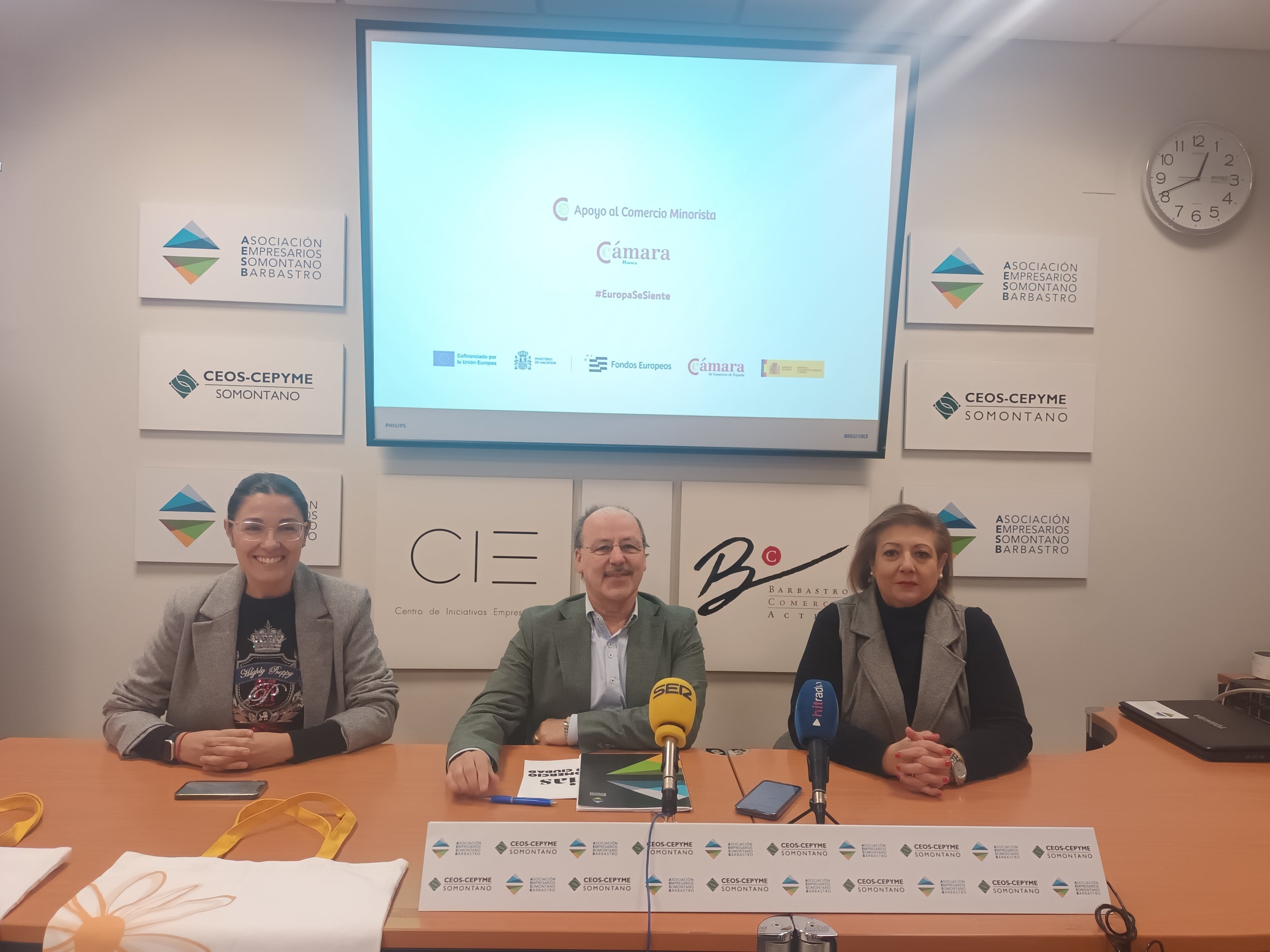 Paula Lacasa, José Antonio Pérez Asensi y Silvia Ramírez han presentado la campaña de apoyo al comercio de Barbastro