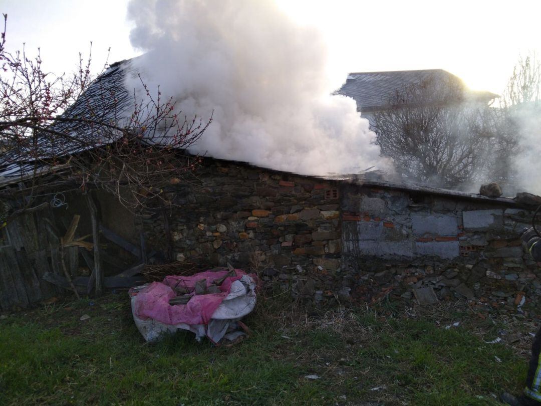 El incendio calcinó el turismo y afectó a un anexo, mientras que se consiguió salvar a la vienda de las llamas.