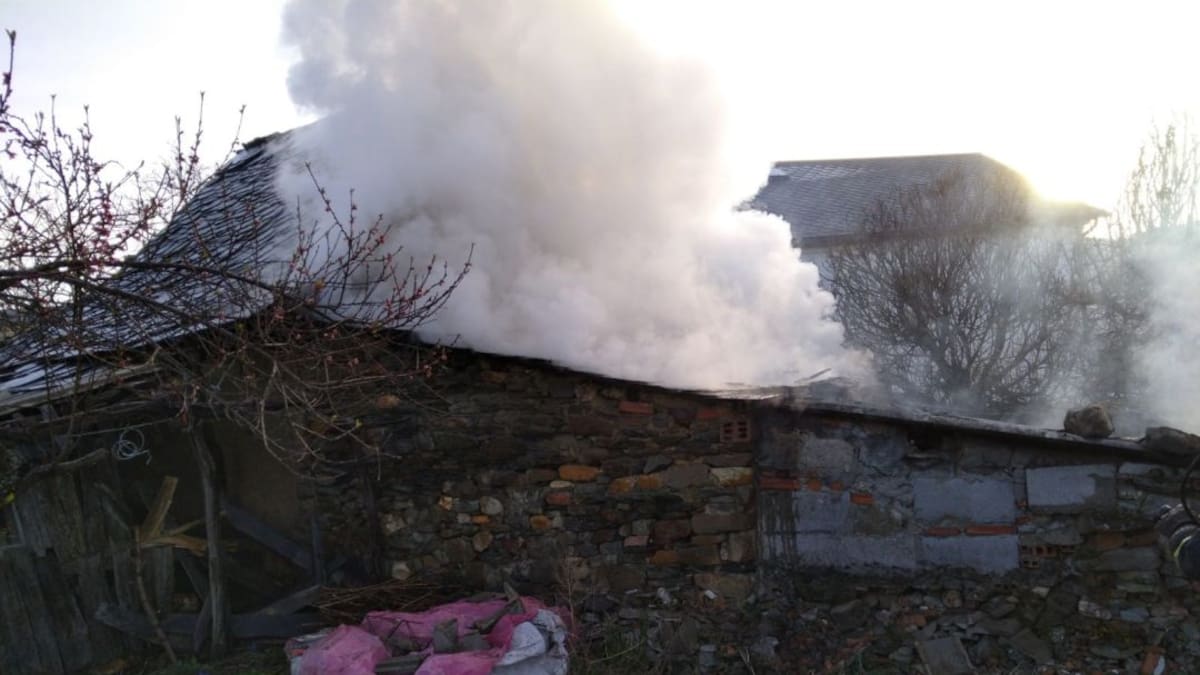 Los bomberos frenan un incendio que deja calcinano un vehículo y amenazaba a una casa en Fabero