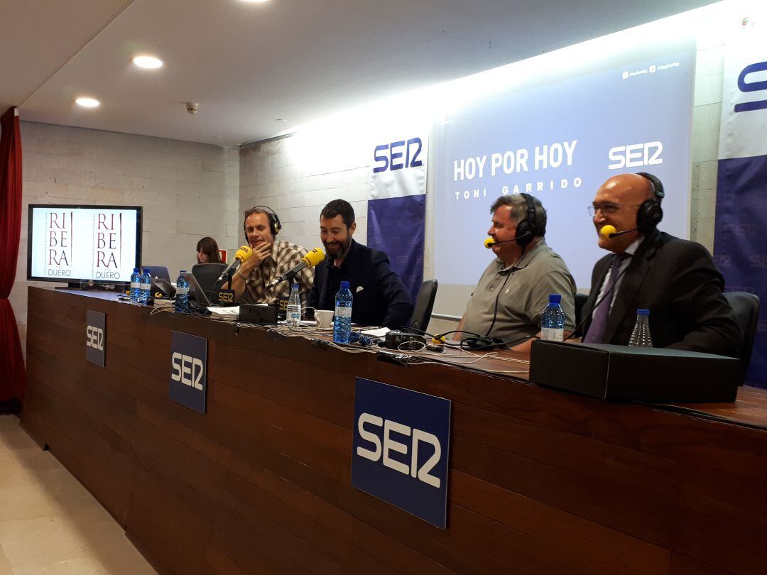 El presidente de la Diputación de Valladolid, Jesús Julio Carnero (d), su homólogo en el Consejo Regulador de la Denominación de Origen Ribera del Duero, Enrique Pascual, junto a Toni Garrido y Tom (d), presentadores de Hoy por Hoy.