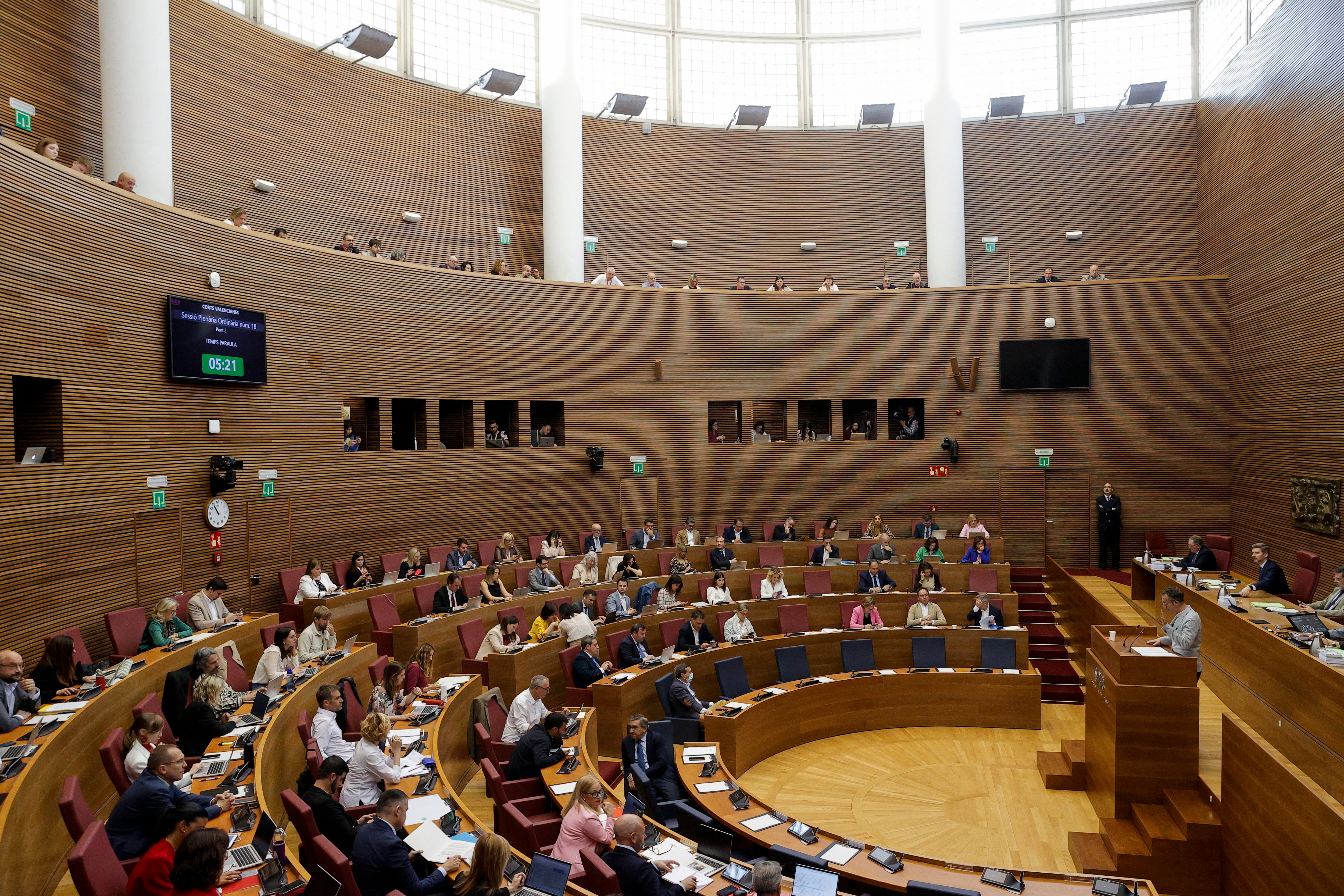 Vista general del hemiciclo de Les Corts Valencianes durante el debate parlamentario de cinco leyes de gran peso político sobre materias como la memoria histórica, el plurilingüismo, la Agencia Antifraude o la gestión de la televisión autonómica con las que el PP y Vox dan el primer paso de lo que supondrá la columna vertebral de su programa de gobierno en la Comunitat Valenciana