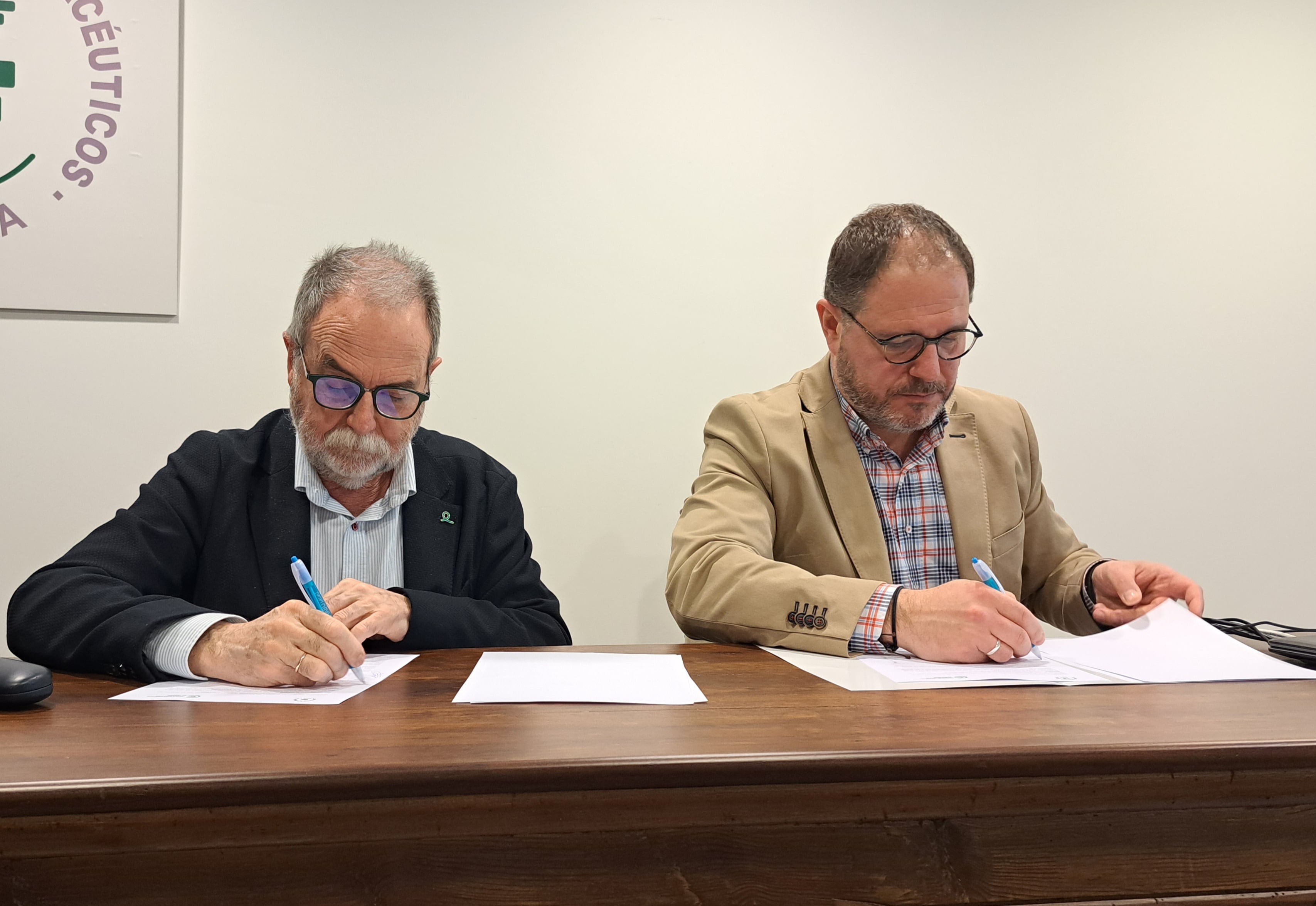 Firma del convenio entre AECC en Huesca y Colegio de Farmacéuticos