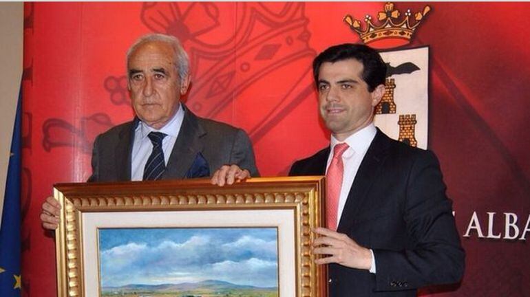 Daniel Ruíz junto al alcalde Javier Cuenca