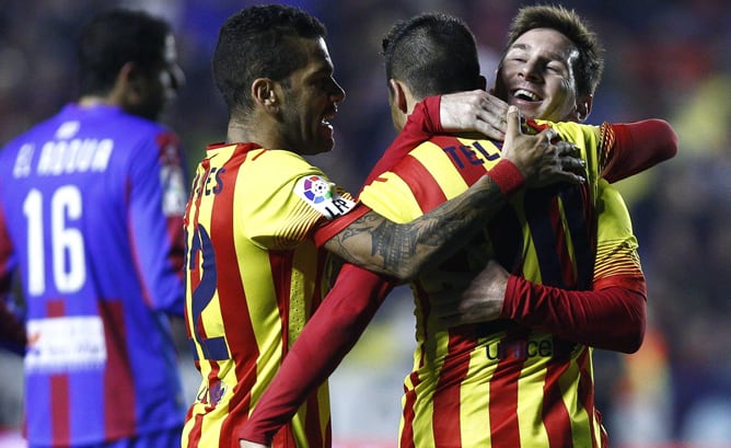 Dani Alves y Leo Messi felicitan a Tello.