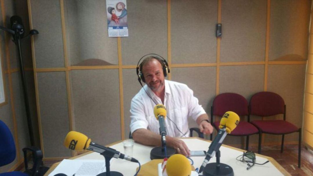 Imagen de archivo del presidente de la FOE, José Luis García Palacios, en el estudio de Radio Huelva. 