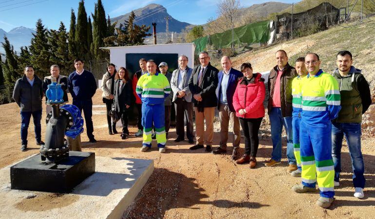 Representantes del Consejo de Administración de la empresa &#039;Aguas de Jódar&#039;, trabajadores y miembros del Ayuntamiento ante el nuevo pozo