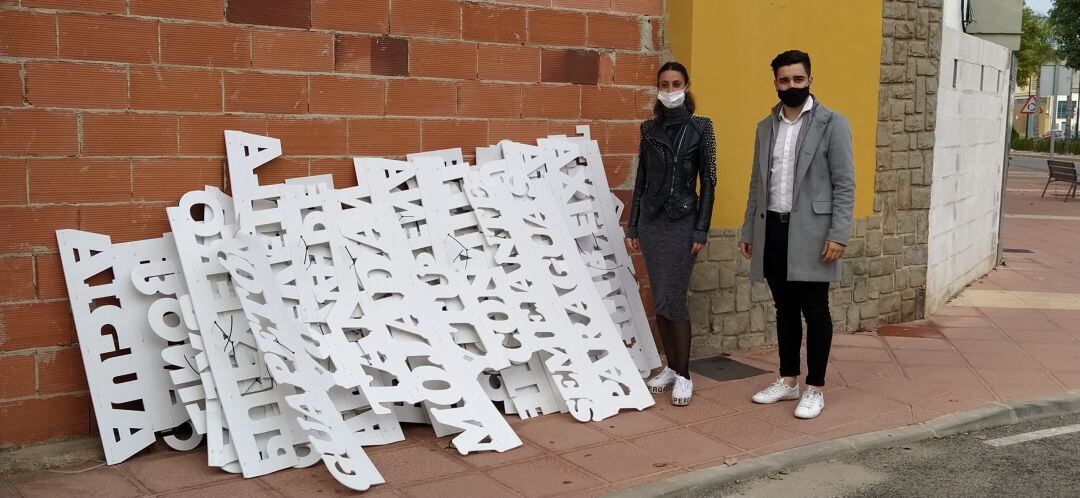 La artista y activista femenista y el concejal de Cultura con los letreros arrancados.