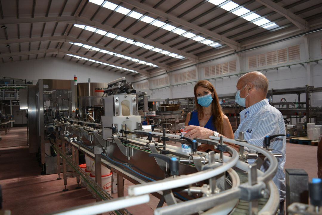 La delegada de Transformación Económica de la Junta en Granada, Virginia Fernández visita la fabrica.