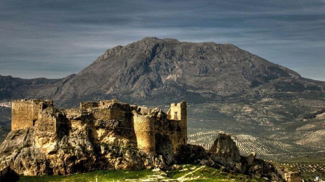 El Castillo de Bedmar en primer plano, con Sierra Mágina de fondo