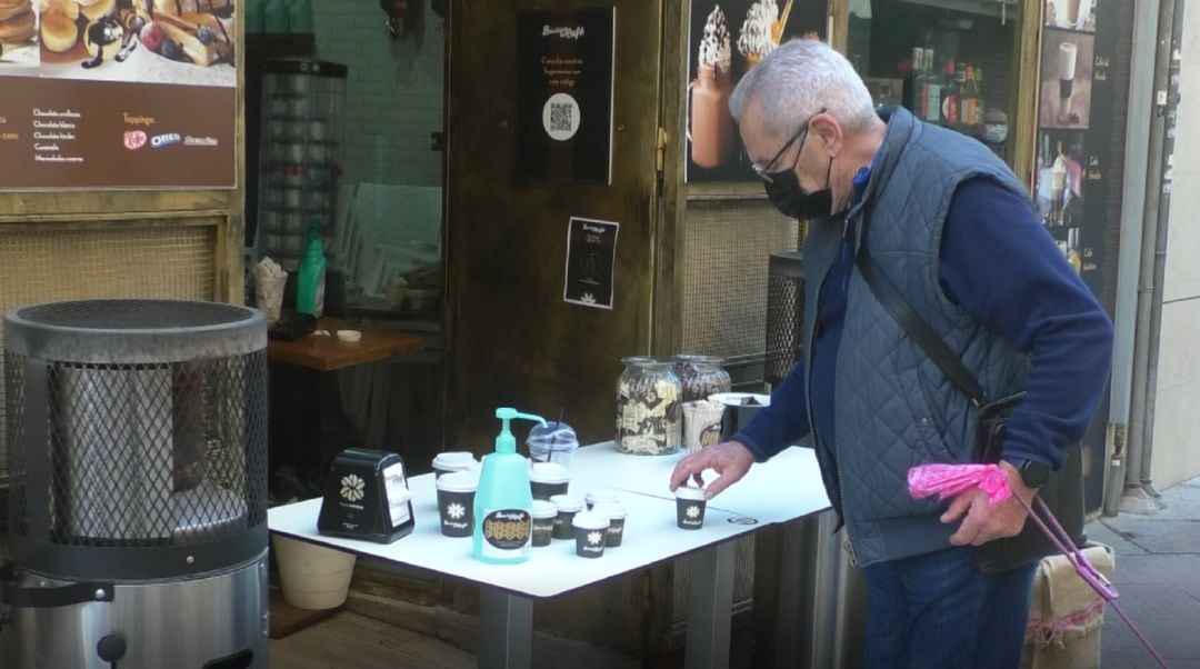 Hombre comprando un café para llevar