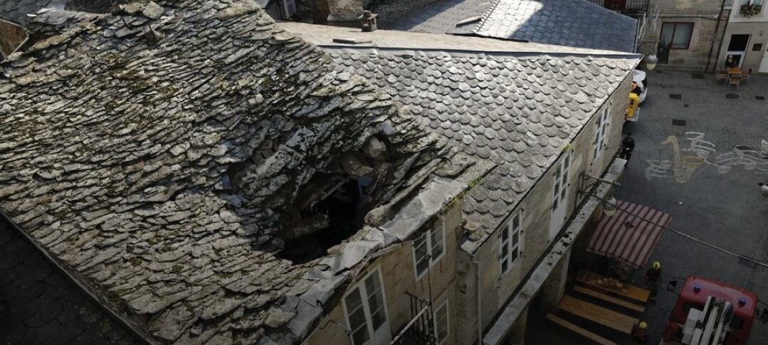 Se cae el tejado de un edificio de la calle do Miño, en Lugo