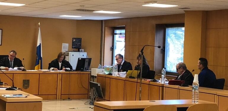 El juicio contra el hombre que mató a su pareja con una tabla de tapiflex se desarrolla en la Audiencia Provincial de Santa Cruz de Tenerife