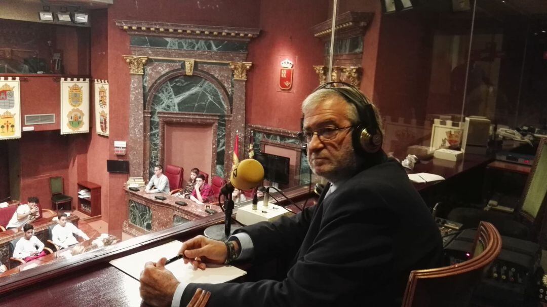 Alberto Castillo, presidente de la Asamblea Regional, en la sala de prensa durante su invervención en el programa Hoy por hoy.